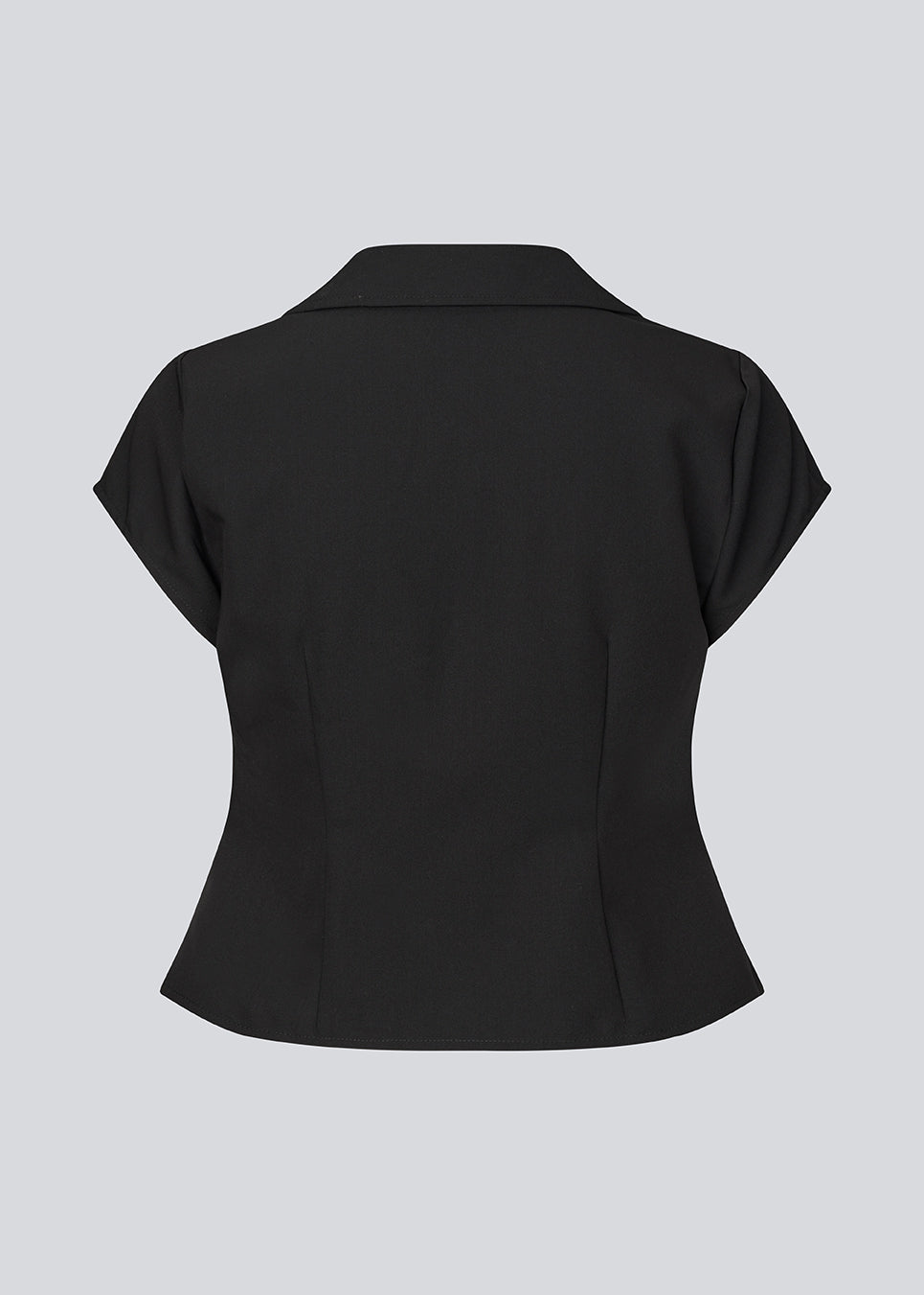 Feminin figursyet top. BeamMD Top har skjortekrave, korte ærmer, V-udskæring og lynlåslukning fortil med rynkedetalje – en flatterende og trendy style, perfekt til at tage dig fra dag til aften.