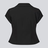 Feminin figursyet top. BeamMD Top har skjortekrave, korte ærmer, V-udskæring og lynlåslukning fortil med rynkedetalje – en flatterende og trendy style, perfekt til at tage dig fra dag til aften.
