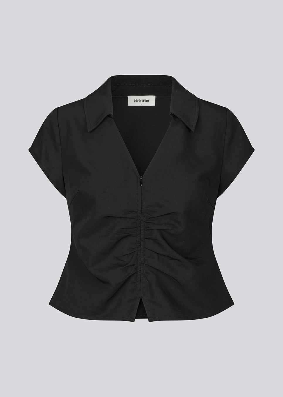 Feminin figursyet top. BeamMD Top har skjortekrave, korte ærmer, V-udskæring og lynlåslukning fortil med rynkedetalje – en flatterende og trendy style, perfekt til at tage dig fra dag til aften.