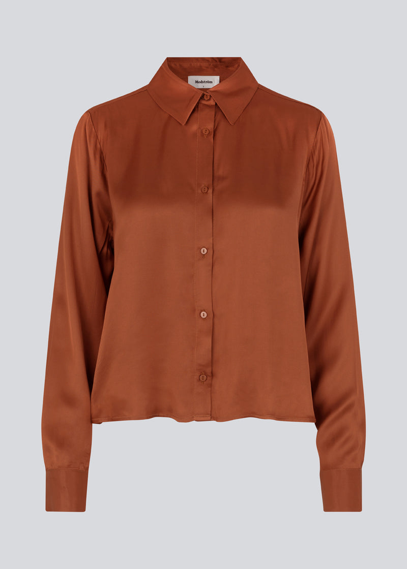 Skjorte i satin i farven maple med blødt draperet fald i en mere ansvarlig kvalitet. BeateMD shirt bagpå. Pasformen er afslappet.  Modellen er 177 cm og har en størrelse S/36 på.