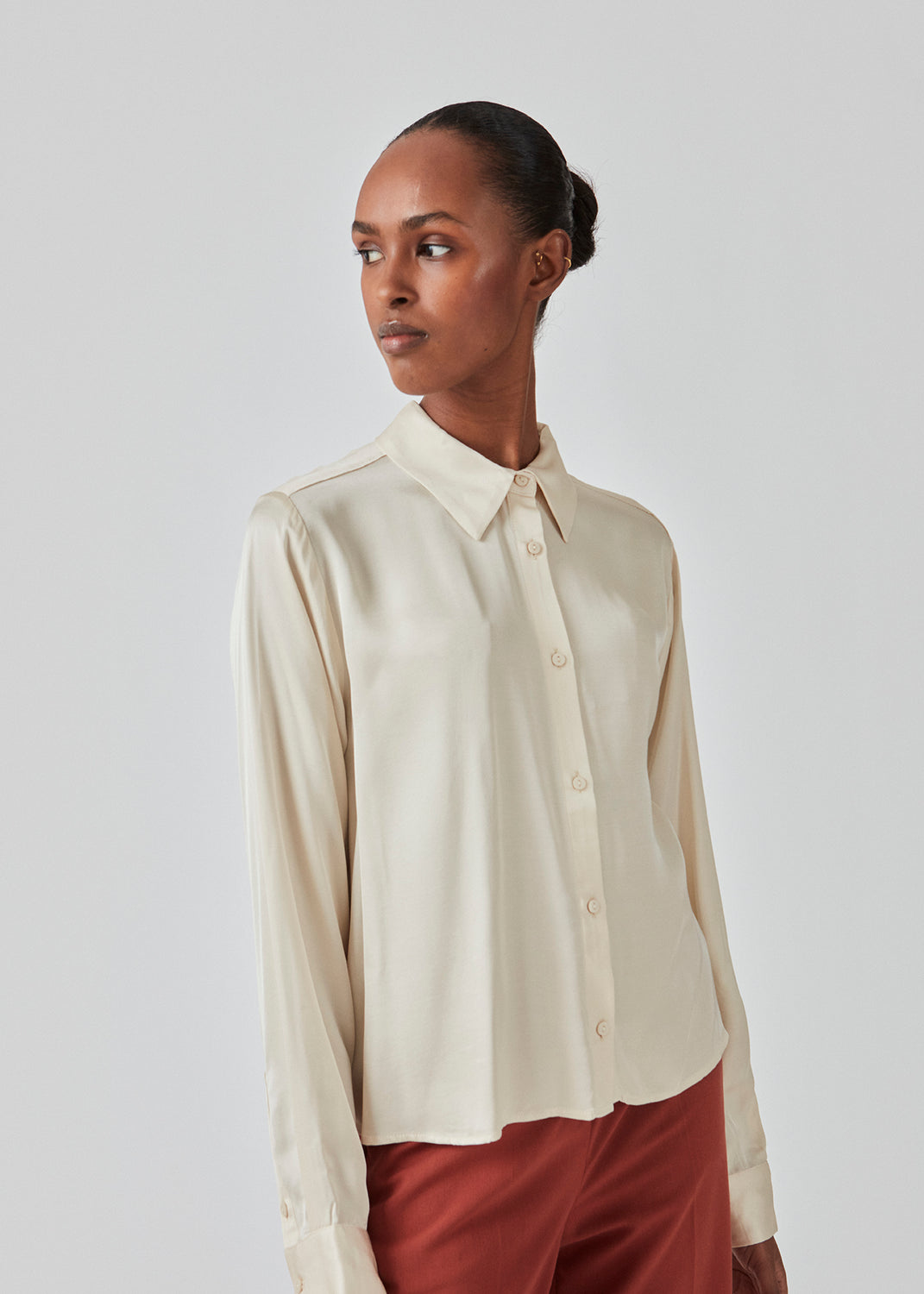 Skjorte i satin i farven summer sand med blødt draperet fald i en mere ansvarlig kvalitet. BeateMD shirt bagpå. Pasformen er afslappet.