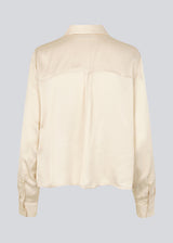 Skjorte i satin i farven summer sand med blødt draperet fald i en mere ansvarlig kvalitet. BeateMD shirt bagpå. Pasformen er afslappet.