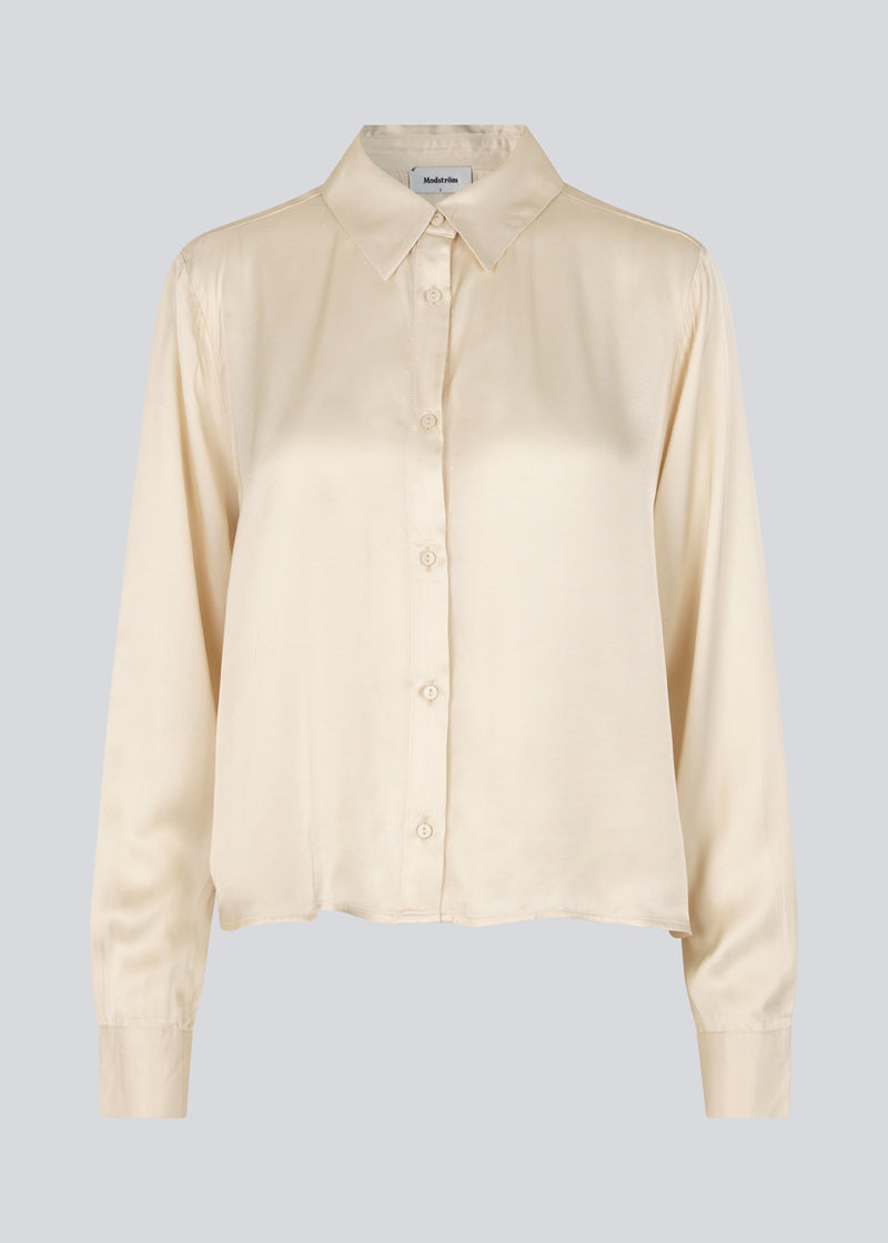 Skjorte i satin i farven summer sand med blødt draperet fald i en mere ansvarlig kvalitet. BeateMD shirt bagpå. Pasformen er afslappet.