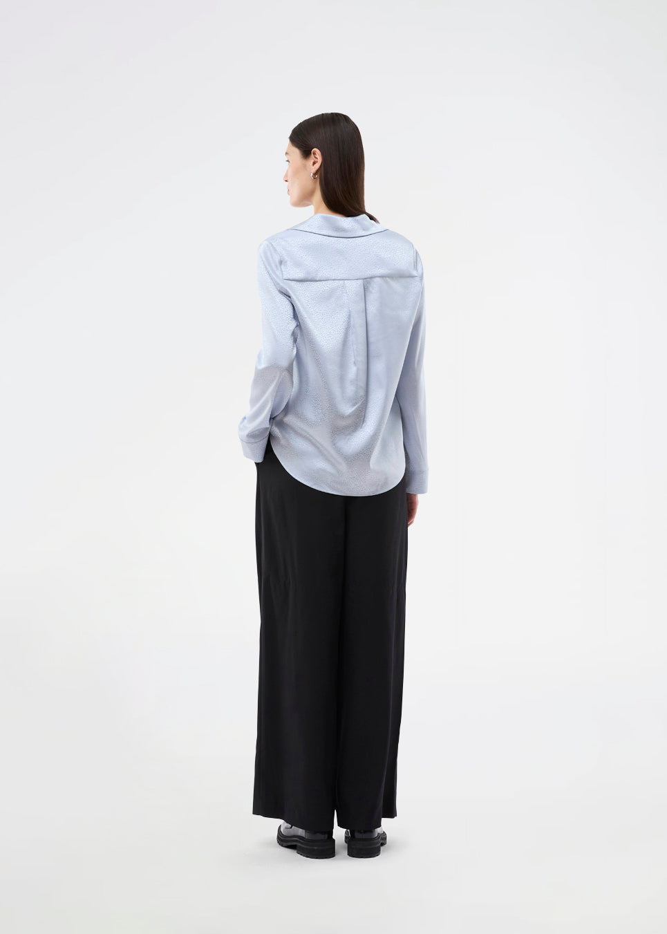 Elegant skjorte i skinnende jacquard-print. BeaMD Shirt har en krave, V-hals, knappelukning, manchetter på ærmeenderne og kortere sidesømme – en alsidig og eksklusiv statement-top med et moderne, sofistikeret udtryk.