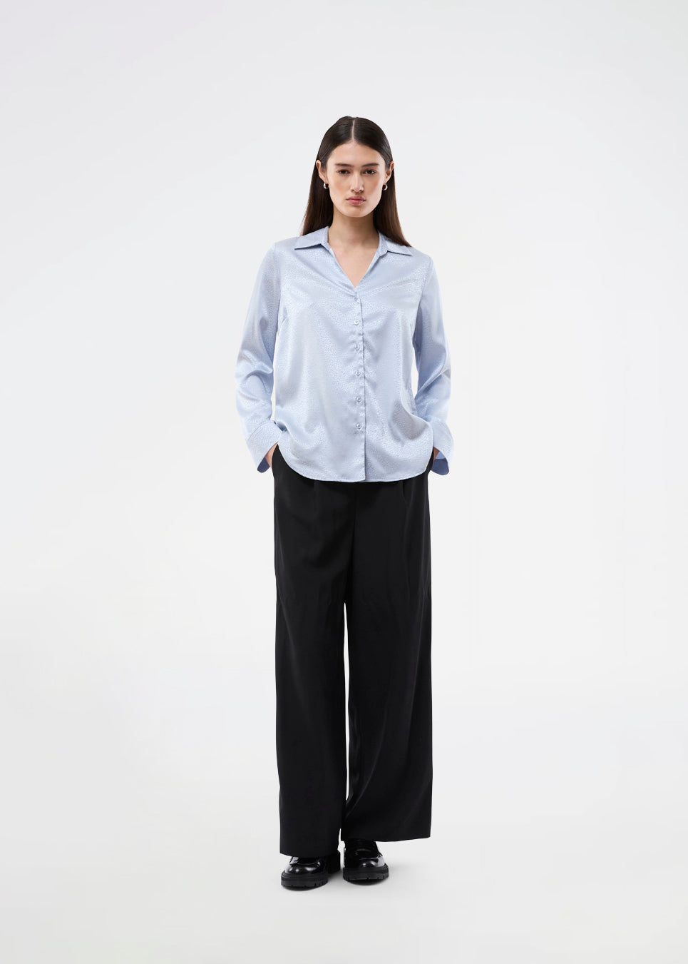 Elegant skjorte i skinnende jacquard-print. BeaMD Shirt har en krave, V-hals, knappelukning, manchetter på ærmeenderne og kortere sidesømme – en alsidig og eksklusiv statement-top med et moderne, sofistikeret udtryk.