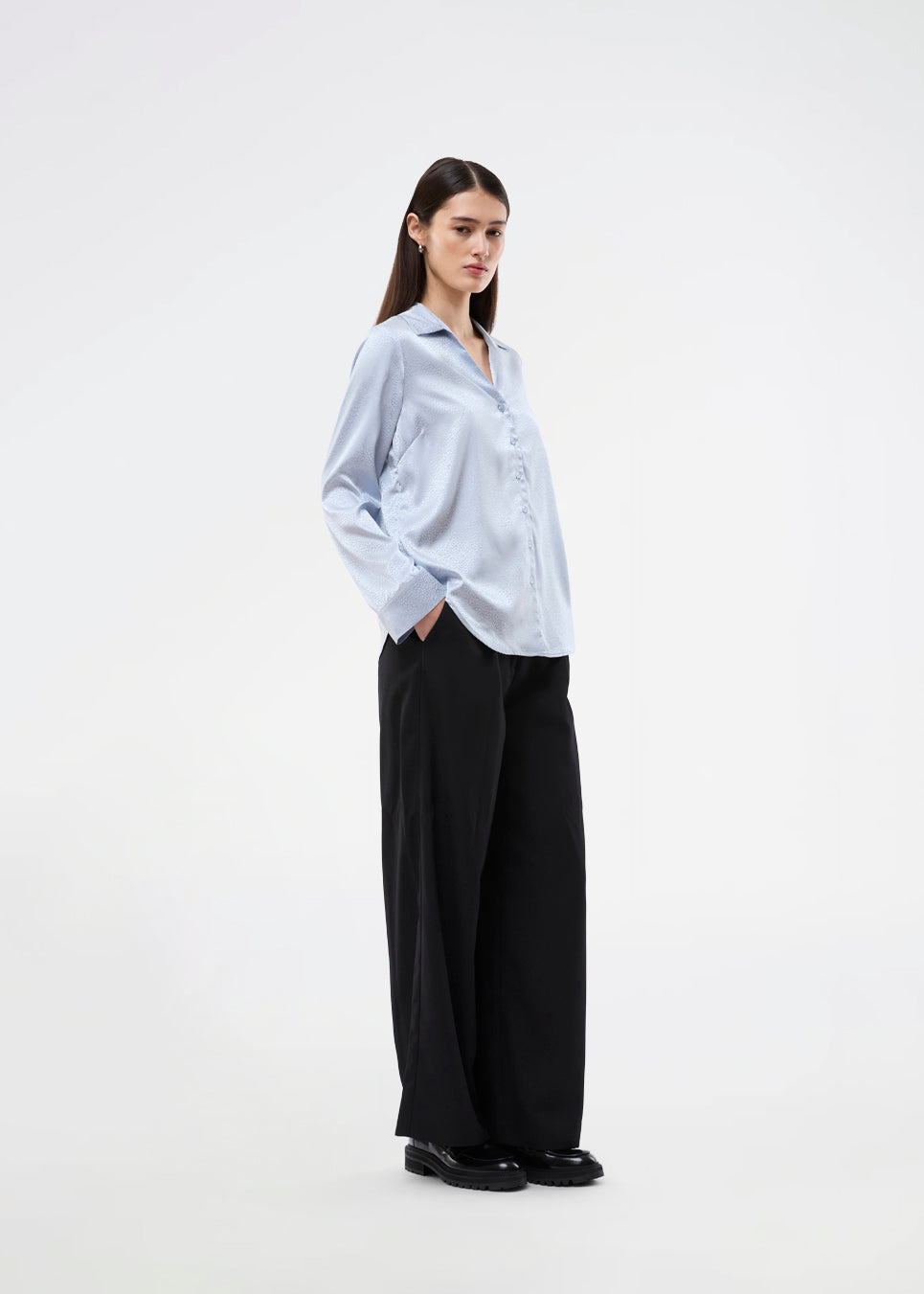 Elegant skjorte i skinnende jacquard-print. BeaMD Shirt har en krave, V-hals, knappelukning, manchetter på ærmeenderne og kortere sidesømme – en alsidig og eksklusiv statement-top med et moderne, sofistikeret udtryk.