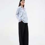 Elegant skjorte i skinnende jacquard-print. BeaMD Shirt har en krave, V-hals, knappelukning, manchetter på ærmeenderne og kortere sidesømme – en alsidig og eksklusiv statement-top med et moderne, sofistikeret udtryk.