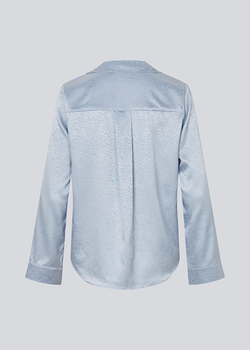Elegant skjorte i skinnende jacquard-print. BeaMD Shirt har en krave, V-hals, knappelukning, manchetter på ærmeenderne og kortere sidesømme – en alsidig og eksklusiv statement-top med et moderne, sofistikeret udtryk.