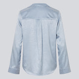 Elegant skjorte i skinnende jacquard-print. BeaMD Shirt har en krave, V-hals, knappelukning, manchetter på ærmeenderne og kortere sidesømme – en alsidig og eksklusiv statement-top med et moderne, sofistikeret udtryk.