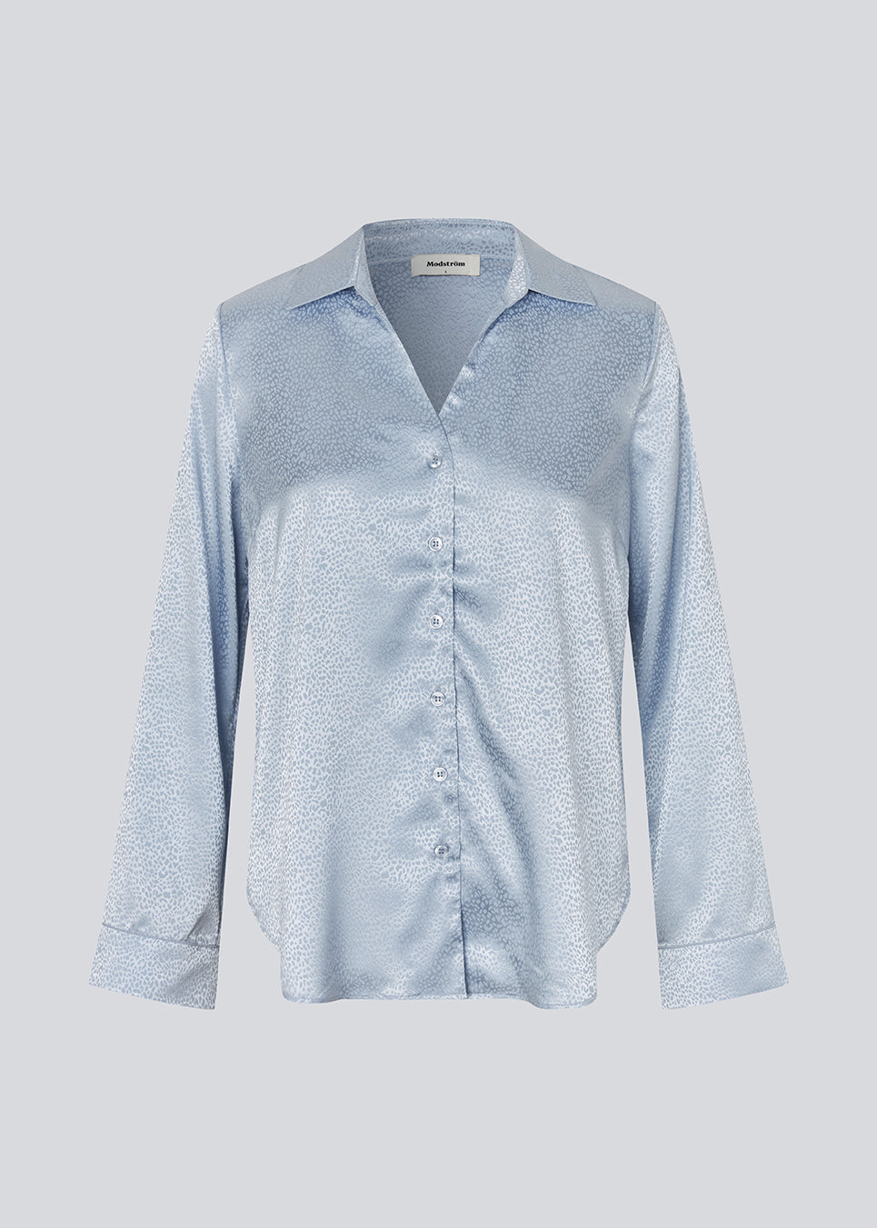 Elegant skjorte i skinnende jacquard-print. BeaMD Shirt har en krave, V-hals, knappelukning, manchetter på ærmeenderne og kortere sidesømme – en alsidig og eksklusiv statement-top med et moderne, sofistikeret udtryk.