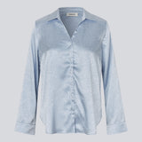 Elegant skjorte i skinnende jacquard-print. BeaMD Shirt har en krave, V-hals, knappelukning, manchetter på ærmeenderne og kortere sidesømme – en alsidig og eksklusiv statement-top med et moderne, sofistikeret udtryk.