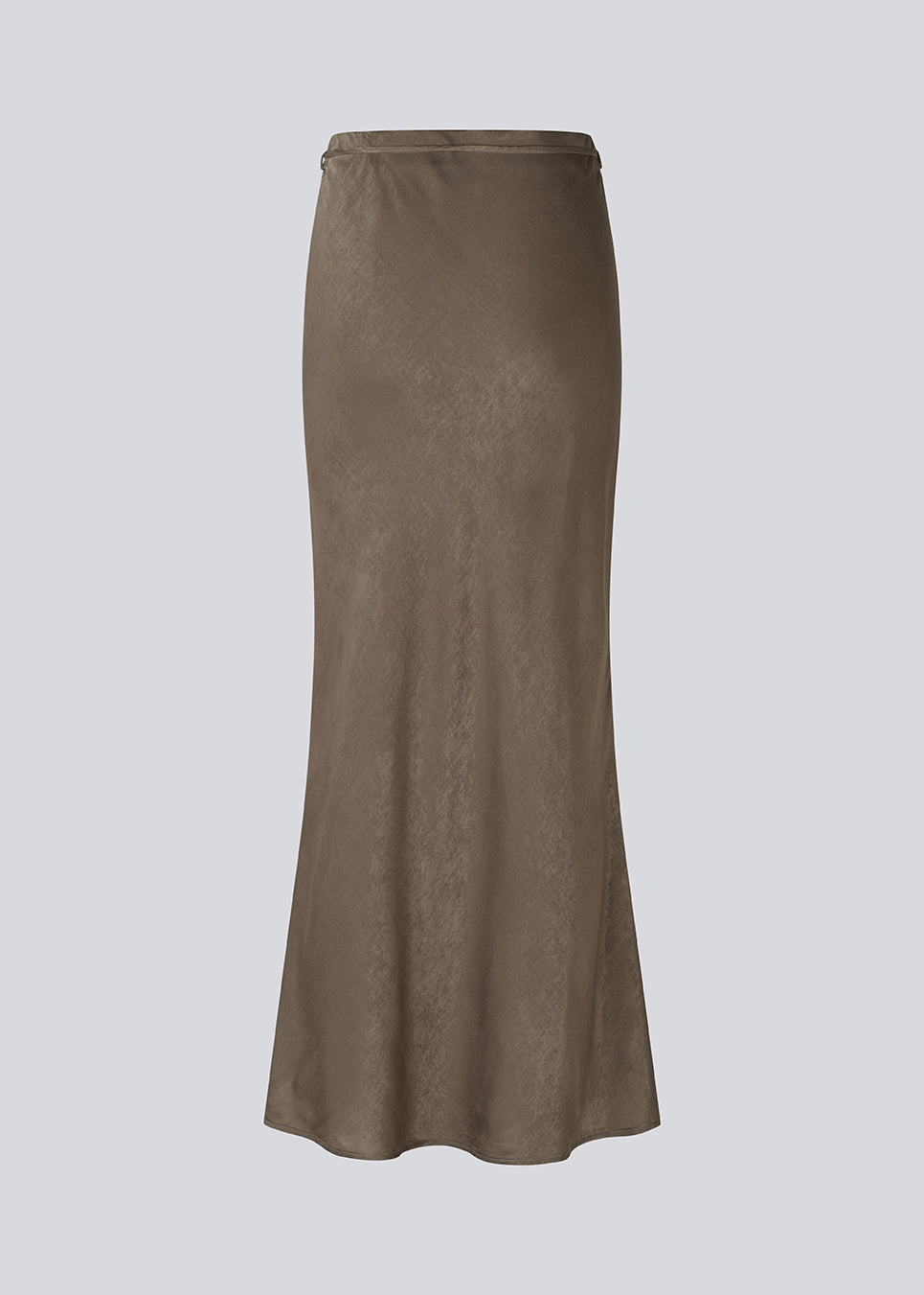 Lang elegant nederdel i luksuriøs satin med struktur. BelineMD Skirt sidder til i taljen, har et let A-snit og smart bælte-snøre detalje – en chic og alsidig style fremstillet i 100% genanvendt polyester.