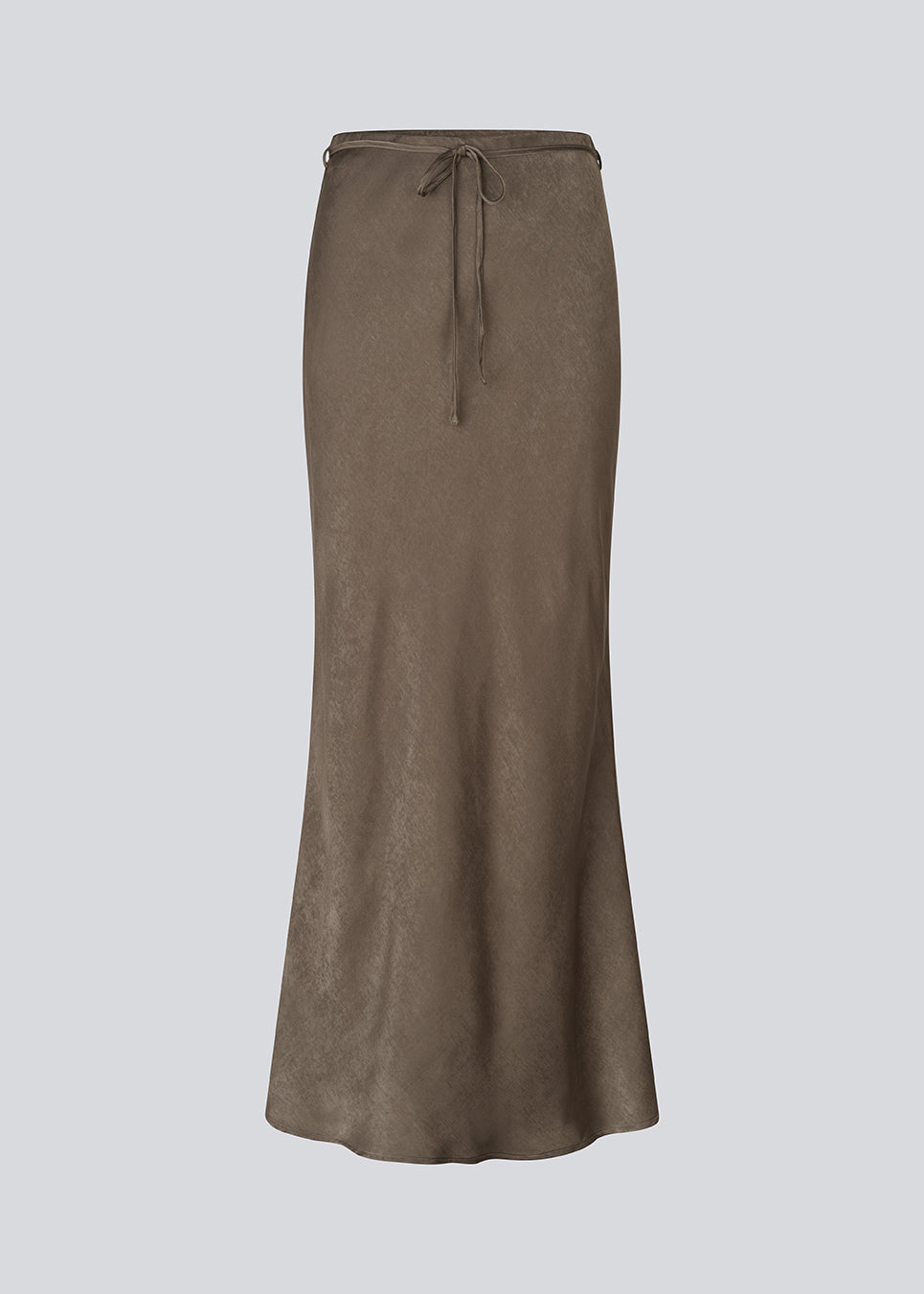 Lang elegant nederdel i luksuriøs satin med struktur. BelineMD Skirt sidder til i taljen, har et let A-snit og smart bælte-snøre detalje – en chic og alsidig style fremstillet i 100% genanvendt polyester.