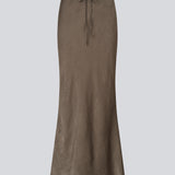 Lang elegant nederdel i luksuriøs satin med struktur. BelineMD Skirt sidder til i taljen, har et let A-snit og smart bælte-snøre detalje – en chic og alsidig style fremstillet i 100% genanvendt polyester.