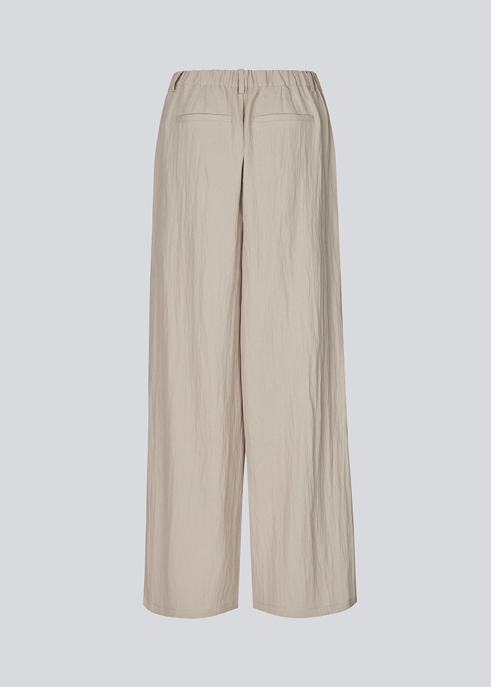 Afslappede suitbukser i let kvalitet. BenittaMD Pants har klassiske detaljer som bæltestropper, sidelommer og lynlås i gylpen. Det stilrene design kombinerer et moderne udtryk med høj komfort i det lette, behagelige stof. Elastik i taljen bagtil sikrer en fleksibel pasform, der gør dem perfekte til både hverdag og arbejde.