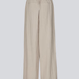 Afslappede suitbukser i let kvalitet. BenittaMD Pants har klassiske detaljer som bæltestropper, sidelommer og lynlås i gylpen. Det stilrene design kombinerer et moderne udtryk med høj komfort i det lette, behagelige stof. Elastik i taljen bagtil sikrer en fleksibel pasform, der gør dem perfekte til både hverdag og arbejde.