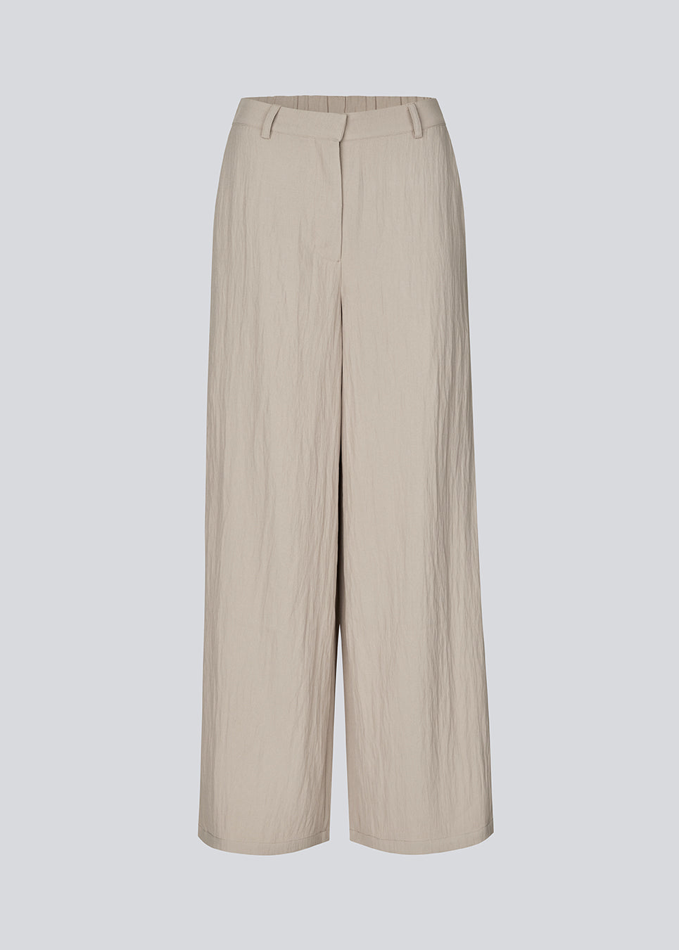 Afslappede suitbukser i let kvalitet. BenittaMD Pants har klassiske detaljer som bæltestropper, sidelommer og lynlås i gylpen. Det stilrene design kombinerer et moderne udtryk med høj komfort i det lette, behagelige stof. Elastik i taljen bagtil sikrer en fleksibel pasform, der gør dem perfekte til både hverdag og arbejde.