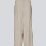 Afslappede suitbukser i let kvalitet. BenittaMD Pants har klassiske detaljer som bæltestropper, sidelommer og lynlås i gylpen. Det stilrene design kombinerer et moderne udtryk med høj komfort i det lette, behagelige stof. Elastik i taljen bagtil sikrer en fleksibel pasform, der gør dem perfekte til både hverdag og arbejde.
