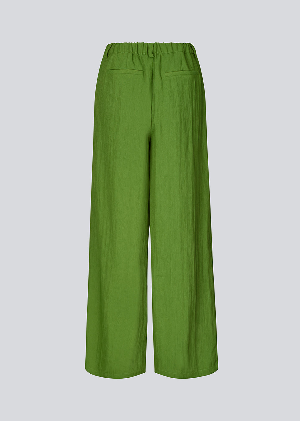 Afslappede suitbukser i let kvalitet. BenittaMD Pants har klassiske detaljer som bæltestropper, sidelommer og lynlås i gylpen. Det stilrene design kombinerer et moderne udtryk med høj komfort i det lette, behagelige stof. Elastik i taljen bagtil sikrer en fleksibel pasform, der gør dem perfekte til både hverdag og arbejde.