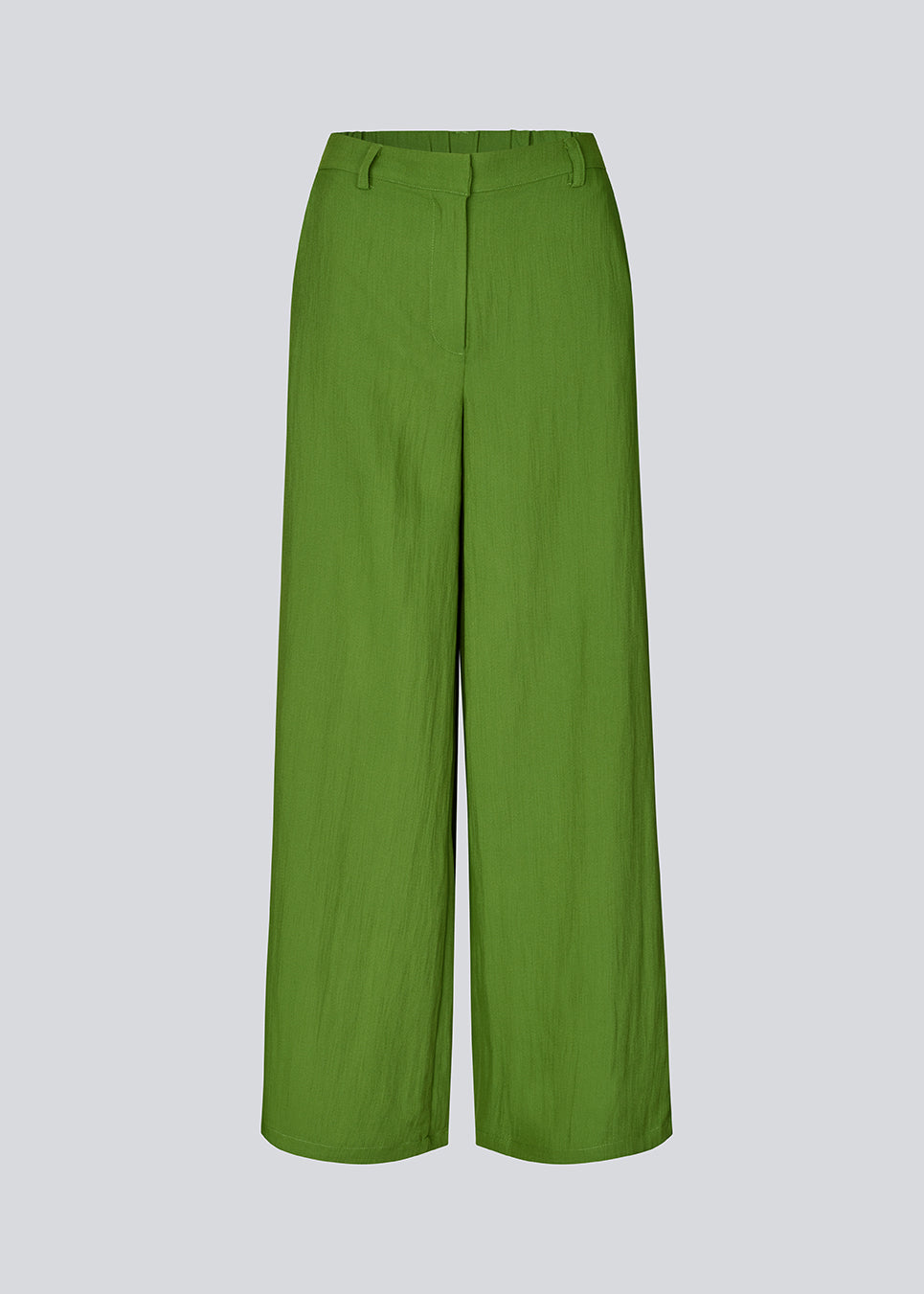 Afslappede suitbukser i let kvalitet. BenittaMD Pants har klassiske detaljer som bæltestropper, sidelommer og lynlås i gylpen. Det stilrene design kombinerer et moderne udtryk med høj komfort i det lette, behagelige stof. Elastik i taljen bagtil sikrer en fleksibel pasform, der gør dem perfekte til både hverdag og arbejde.