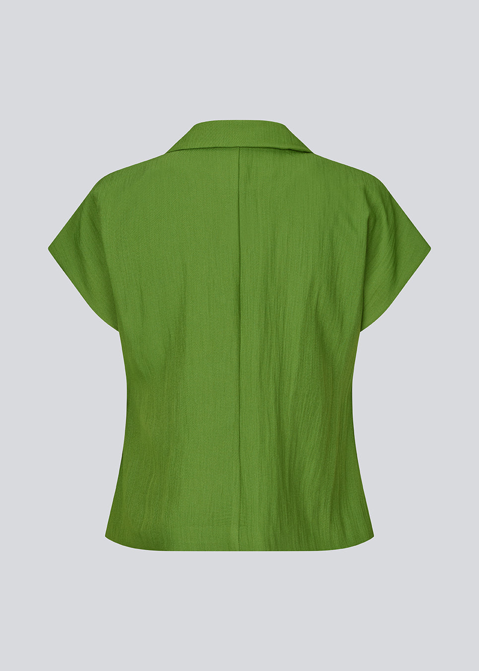 Kortærmet habitvest med reverskrave. BenittaMD Vest har et løst, taljefokuseret snit, sidelommer og enkel knaplukning – den lette kvalitet giver et moderne og effortless udtryk, perfekt alene eller lag-på-lag til et skarpt, modebevidst look.