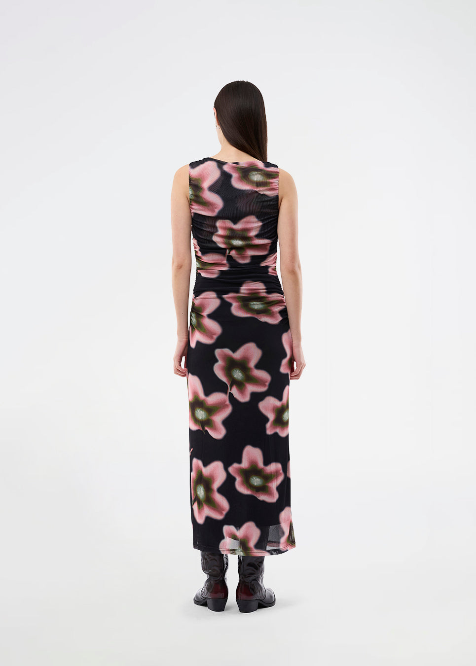 Elegant, figursyet maxikjole i let, transparent mesh med draperede detaljer. BenjaMD Print Dress er designet i et grafisk blomsterprint som giver et moderne og iøjnefaldende udtryk – perfekt til anledninger, hvor du vil skille dig stilrent og fashionable ud.