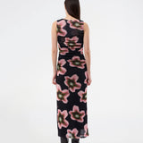 Elegant, figursyet maxikjole i let, transparent mesh med draperede detaljer. BenjaMD Print Dress er designet i et grafisk blomsterprint som giver et moderne og iøjnefaldende udtryk – perfekt til anledninger, hvor du vil skille dig stilrent og fashionable ud.