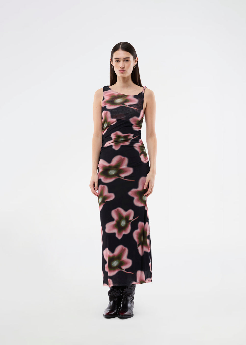 Elegant, figursyet maxikjole i let, transparent mesh med draperede detaljer. BenjaMD Print Dress er designet i et grafisk blomsterprint som giver et moderne og iøjnefaldende udtryk – perfekt til anledninger, hvor du vil skille dig stilrent og fashionable ud.