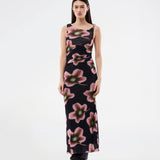 Elegant, figursyet maxikjole i let, transparent mesh med draperede detaljer. BenjaMD Print Dress er designet i et grafisk blomsterprint som giver et moderne og iøjnefaldende udtryk – perfekt til anledninger, hvor du vil skille dig stilrent og fashionable ud.