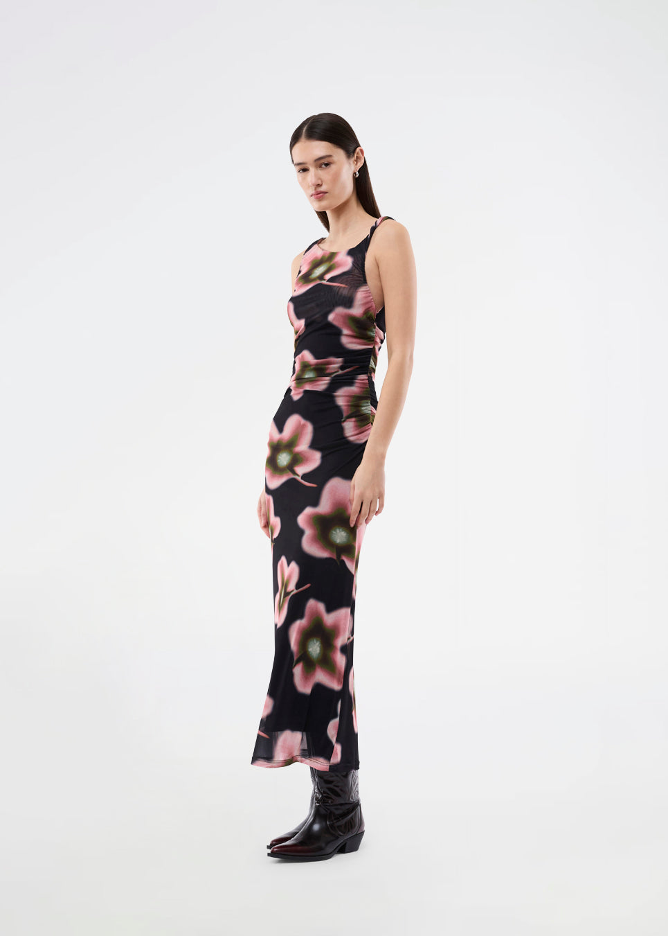 Elegant, figursyet maxikjole i let, transparent mesh med draperede detaljer. BenjaMD Print Dress er designet i et grafisk blomsterprint som giver et moderne og iøjnefaldende udtryk – perfekt til anledninger, hvor du vil skille dig stilrent og fashionable ud.