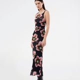 Elegant, figursyet maxikjole i let, transparent mesh med draperede detaljer. BenjaMD Print Dress er designet i et grafisk blomsterprint som giver et moderne og iøjnefaldende udtryk – perfekt til anledninger, hvor du vil skille dig stilrent og fashionable ud.