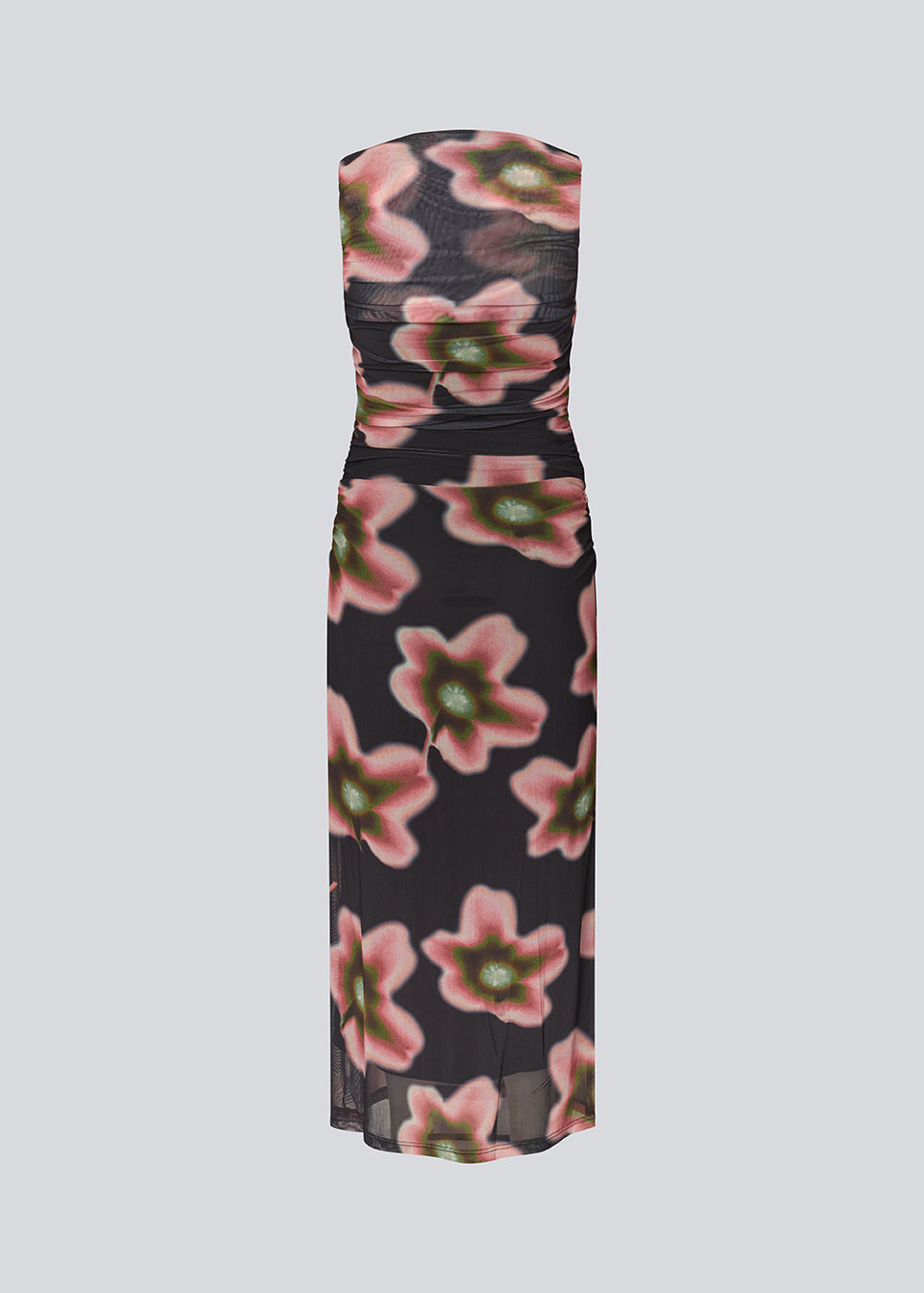 Elegant, figursyet maxikjole i let, transparent mesh med draperede detaljer. BenjaMD Print Dress er designet i et grafisk blomsterprint som giver et moderne og iøjnefaldende udtryk – perfekt til anledninger, hvor du vil skille dig stilrent og fashionable ud.