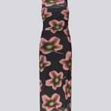 Elegant, figursyet maxikjole i let, transparent mesh med draperede detaljer. BenjaMD Print Dress er designet i et grafisk blomsterprint som giver et moderne og iøjnefaldende udtryk – perfekt til anledninger, hvor du vil skille dig stilrent og fashionable ud.