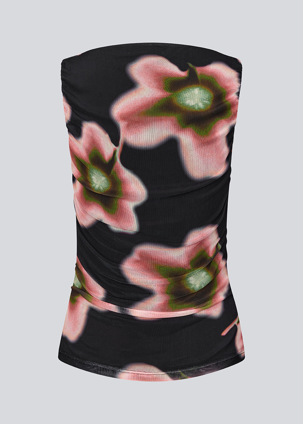 Elegant, figursyet top i let, transparent mesh med rynkesyning fortil, der fremhæver silhuetten. BenjaMD Print Top har et grafisk blomsterprint på sort bund og giver et moderne, iøjnefaldende og stilrent udtryk - perfekt til både hverdag og aften, stylet alene eller under en blazer for et cool look.