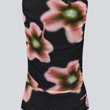 Elegant, figursyet top i let, transparent mesh med rynkesyning fortil, der fremhæver silhuetten. BenjaMD Print Top har et grafisk blomsterprint på sort bund og giver et moderne, iøjnefaldende og stilrent udtryk - perfekt til både hverdag og aften, stylet alene eller under en blazer for et cool look.