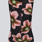 Elegant, figursyet top i let, transparent mesh med rynkesyning fortil, der fremhæver silhuetten. BenjaMD Print Top har et grafisk blomsterprint på sort bund og giver et moderne, iøjnefaldende og stilrent udtryk - perfekt til både hverdag og aften, stylet alene eller under en blazer for et cool look.