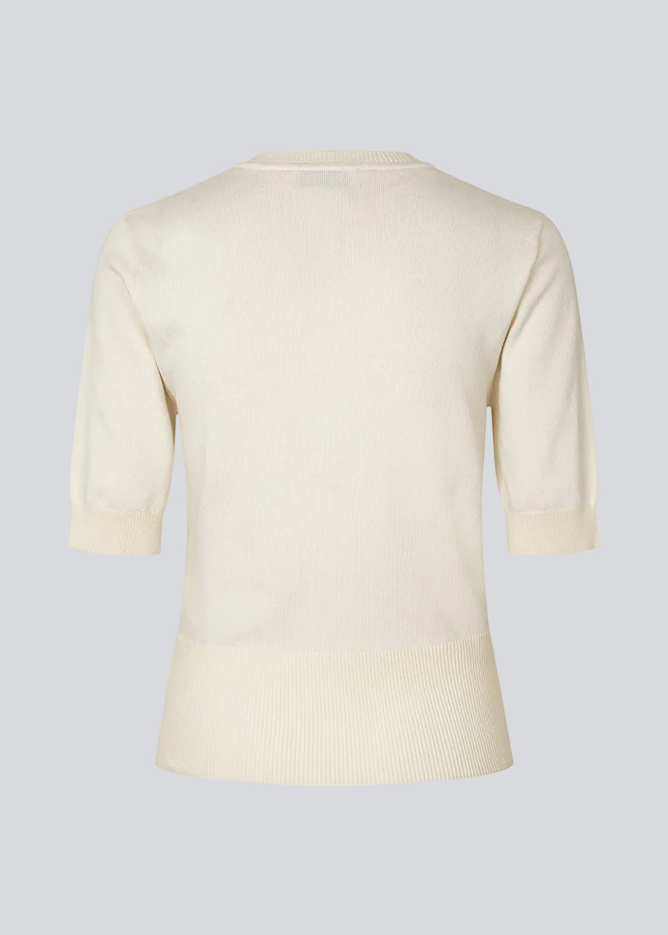 Feminin kortærmet cardigan i let strik. Bennamd SS Cardigan har klassiske detaljer som ribkanter, knappelukning og rund halsudskæring samt en fin bølgekant langs knappelukningen, der giver et elegant touch.&nbsp;