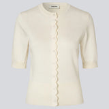 Feminin kortærmet cardigan i let strik. Bennamd SS Cardigan har klassiske detaljer som ribkanter, knappelukning og rund halsudskæring samt en fin bølgekant langs knappelukningen, der giver et elegant touch.&nbsp;