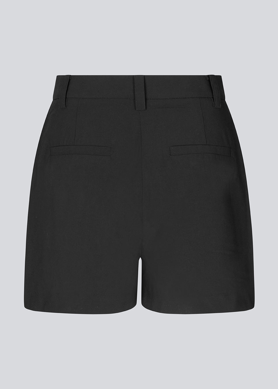 Oplev elegance og komfort med vores BennyMD Højtaljede Shorts. Disse sorte shorts har læg og en afslappet pasform med diskrete sidelommer og dekorative paspolerede baglommer. BennyMD shorts har gylp med lynlås og knap, samt bæltestropper for ekstra stil.