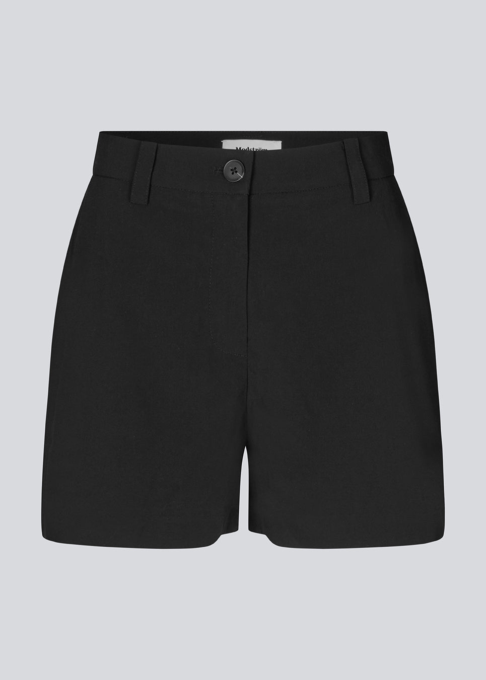 Oplev elegance og komfort med vores BennyMD Højtaljede Shorts. Disse sorte shorts har læg og en afslappet pasform med diskrete sidelommer og dekorative paspolerede baglommer. BennyMD shorts har gylp med lynlås og knap, samt bæltestropper for ekstra stil.