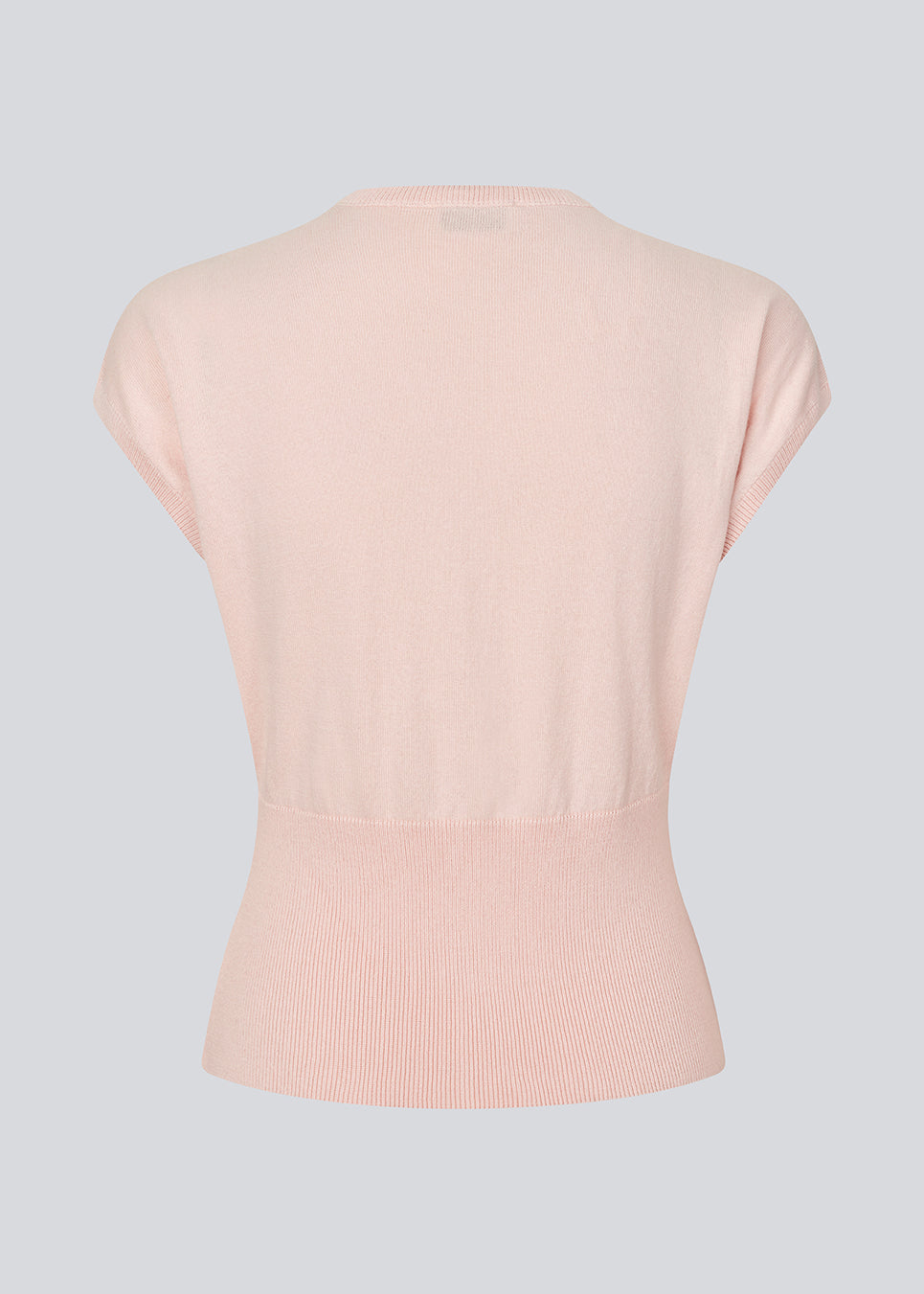 Feminin ærmeløs cardigan i let, luksuriøs strik. Bernadette MD Vest har elegante ribkanter, stilfuld knappelukning og rund halsudskæring, et figursyet snit med ekstra bred ribkant i taljen og er fremstillet i blød, 100% økologisk bomuld – et tidløst must-have til garderoben.
 