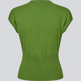 Feminin ærmeløs cardigan i let, luksuriøs strik. Bernadette MD Vest har elegante ribkanter, stilfuld knappelukning og rund halsudskæring, et figursyet snit med ekstra bred ribkant i taljen og er fremstillet i blød, 100% økologisk bomuld – et tidløst must-have til garderoben.