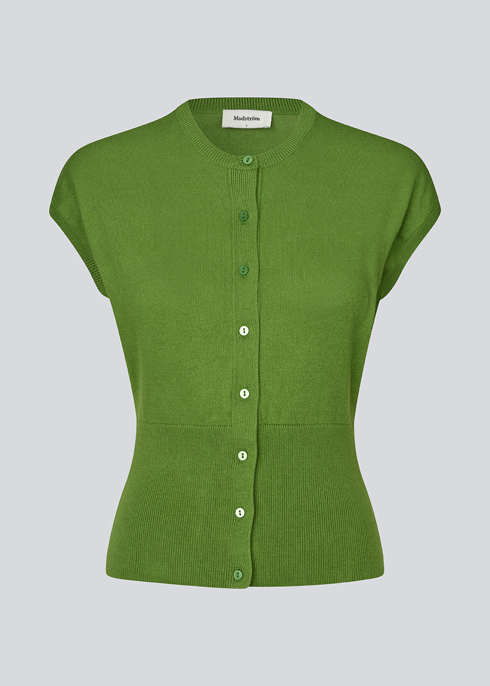Feminin ærmeløs cardigan i let, luksuriøs strik. Bernadette MD Vest har elegante ribkanter, stilfuld knappelukning og rund halsudskæring, et figursyet snit med ekstra bred ribkant i taljen og er fremstillet i blød, 100% økologisk bomuld – et tidløst must-have til garderoben.