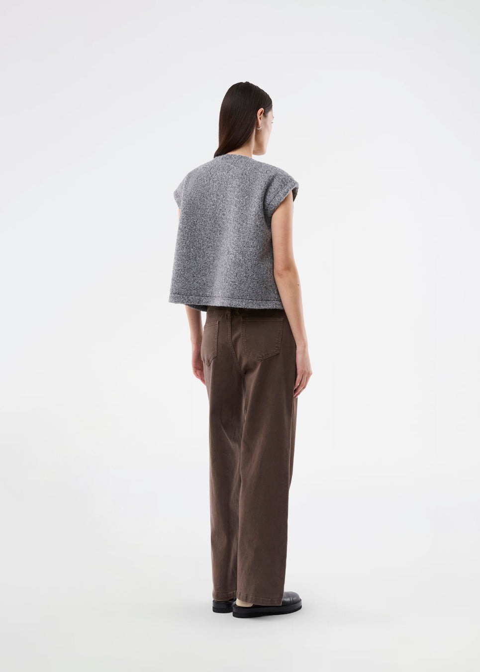 Trendy vest i uld-look. BibberMD Vest har lynlåslukning fortil, rund hals og sidelommer med lommeflapper og trykknapper – et stilrent og chic layering-piece, der giver et moderne og polished touch til garderoben.
