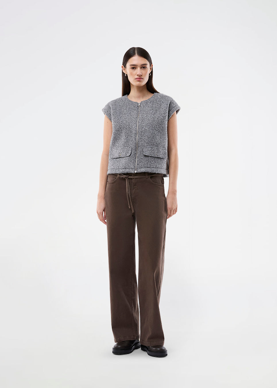 Trendy vest i uld-look. BibberMD Vest har lynlåslukning fortil, rund hals og sidelommer med lommeflapper og trykknapper – et stilrent og chic layering-piece, der giver et moderne og polished touch til garderoben.