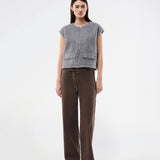 Trendy vest i uld-look. BibberMD Vest har lynlåslukning fortil, rund hals og sidelommer med lommeflapper og trykknapper – et stilrent og chic layering-piece, der giver et moderne og polished touch til garderoben.