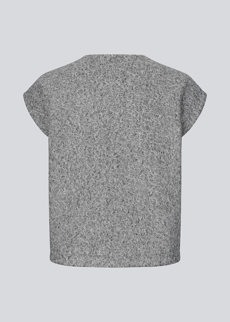 Trendy vest i uld-look. BibberMD Vest har lynlåslukning fortil, rund hals og sidelommer med lommeflapper og trykknapper – et stilrent og chic layering-piece, der giver et moderne og polished touch til garderoben.