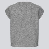 Trendy vest i uld-look. BibberMD Vest har lynlåslukning fortil, rund hals og sidelommer med lommeflapper og trykknapper – et stilrent og chic layering-piece, der giver et moderne og polished touch til garderoben.