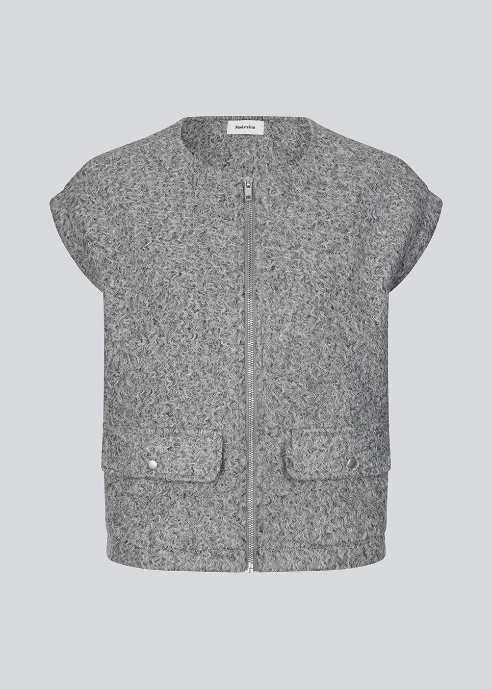 Trendy vest i uld-look. BibberMD Vest har lynlåslukning fortil, rund hals og sidelommer med lommeflapper og trykknapper – et stilrent og chic layering-piece, der giver et moderne og polished touch til garderoben.