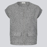 Trendy vest i uld-look. BibberMD Vest har lynlåslukning fortil, rund hals og sidelommer med lommeflapper og trykknapper – et stilrent og chic layering-piece, der giver et moderne og polished touch til garderoben.